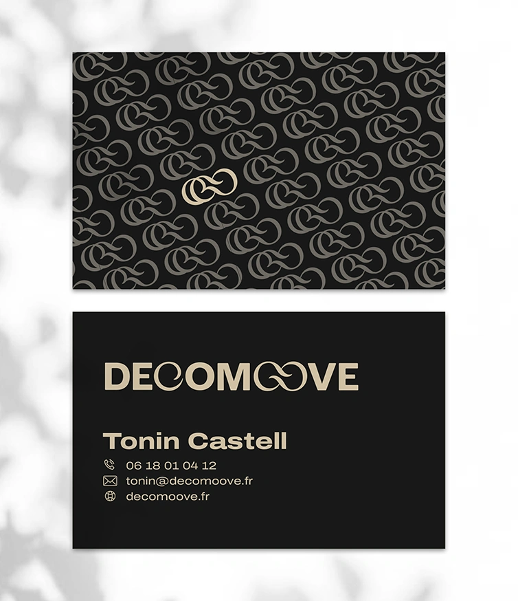 Réalisation d'une identité graphique complète et de supports commerciaux divers (carte de visite, book, etc..) pour DECOMOOVE, — Elora Giraud, Graphiste indépendante. 