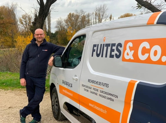Guillaume devant son camion Fuites and Co