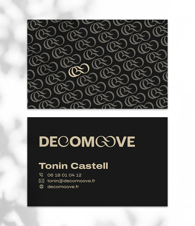 Réalisation d'une identité graphique complète et de supports commerciaux divers (carte de visite, book, etc..) pour DECOMOOVE, — Elora Giraud, Graphiste indépendante. 